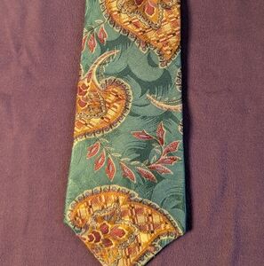 100% Paisley Patterned Tie in Green and Gold